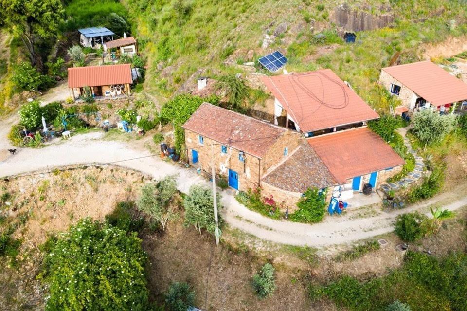 Unique Tiny House With Natural Building Techniques Фіґейро-душ-Віньюш Екстер'єр фото